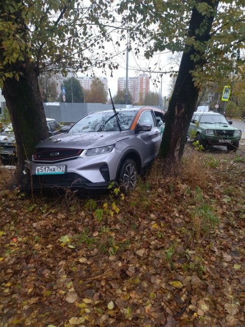 Жители города, а вы вообще думаете, когда так паркуетесь? А если вдруг что-то случится, то как к вам..