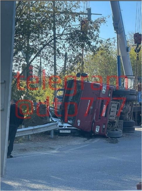 Авария в Раменский округ , село Еганово 
Володарское шоссе 
«КамАЗ» опрокинулся на автомобиль..