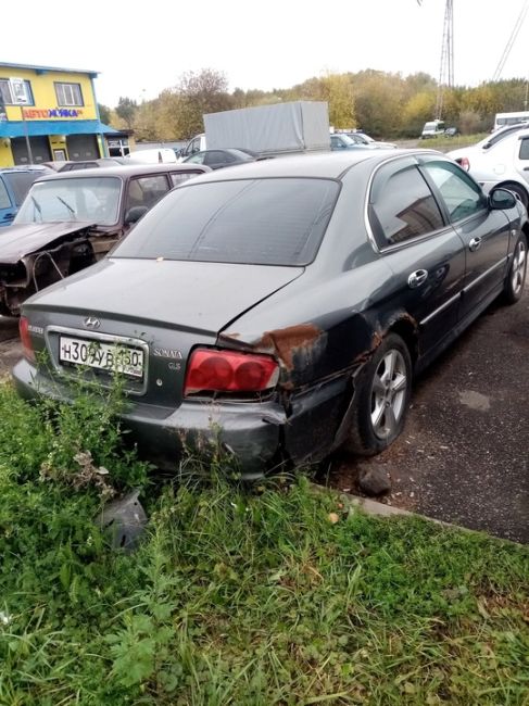 Бесплатная автостоянка напротив ТЦ "Елка" все больше превращается в отстойник автохлама, прицепов и даже..