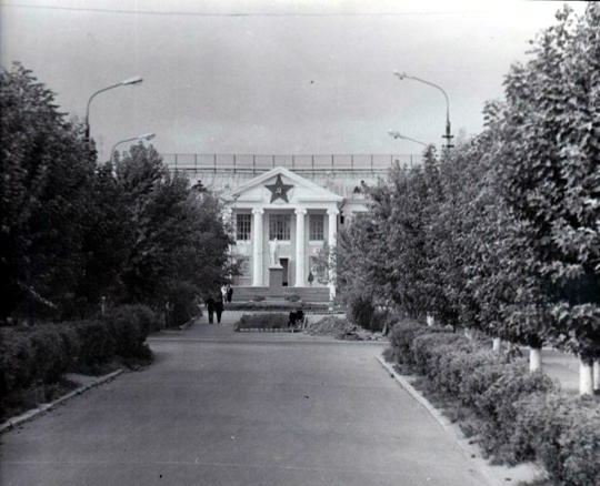 СТАРАЯ БАЛАШИХА
1970-е годы. Балашиха-3, ДК «Машиностроитель», площадь перед дворцом..