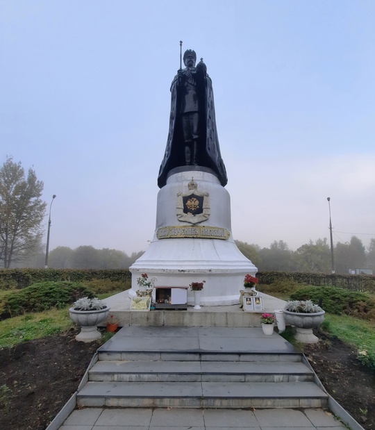 Памятник Николаю II скульптора Клыкова - одна из достопримечательностей..