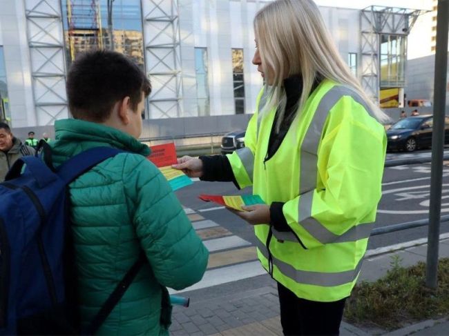 Как в Мытищах заботятся о безопасности юных пешеходов на проспекте Астрахова  Сотрудники администрации..