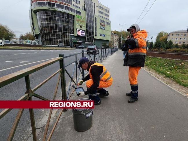 Тротуары рядом с мемориалом в Пушкино стали безопаснее благодаря установке ограждений.  Ограждение было..