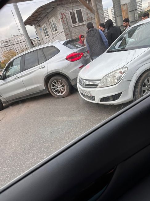 Сегодня в 17:20 вечера, по адресу березовая 3, напротив въезда в гаражи.. Толпа иностранных специалистов как..