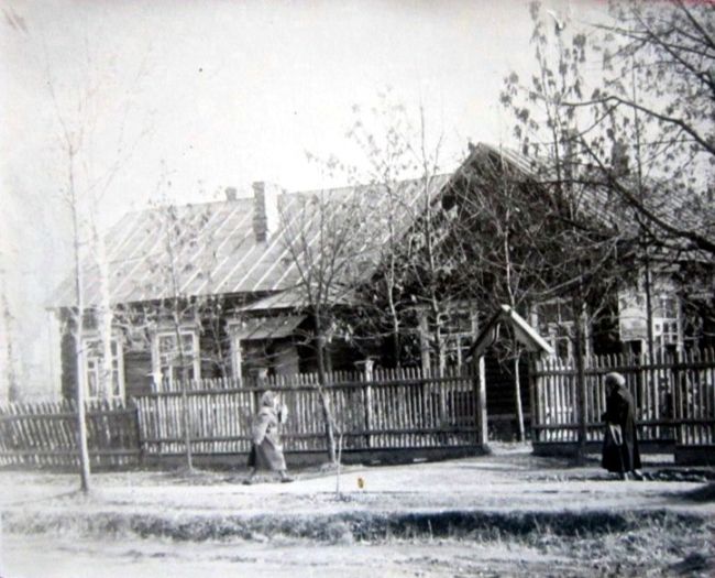 СТАРЫЕ ФОТО
1960-е годы. Почта в Никольско-Архангельском.
В этом здании был и нарсуд, и сберкасса, и..