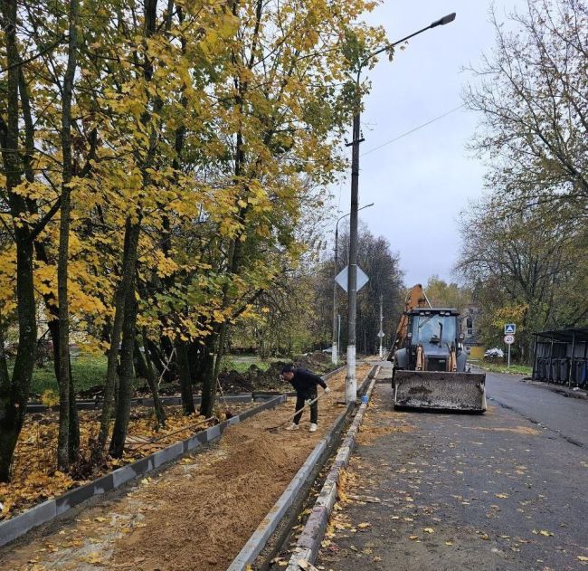 ✅ В мкр. Полигон к концу следующей недели будет новый тротуар.
Он оградит пешеходов от интенсивного движения..