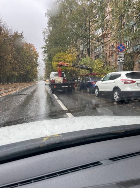 На улице Лавочкина перед улицей 9 мая повесили знаки запрета парковки 🚫  Повесили их довольно давно и долгое..