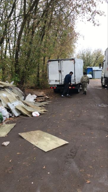 🚯 Житель Ильинского стал свидетелем незаконного сброса мусора  В полдень на контейнерную площадку на ул...