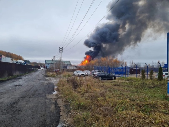 Пожар в Подольске локализован на 3 600 квадратах  По уточнённым данным МЧС, загорелась центральная часть..