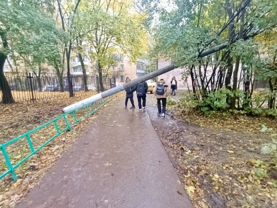 Прошло больше суток, как на Вокзальной лежит поваленный столб. Коммунальщики все ещё в пути на помощь,..