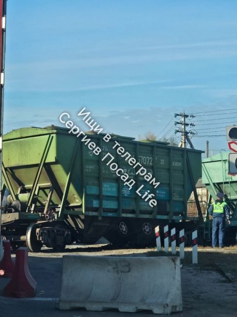 Вагоны с переезда ещё не убрали, однако пробки нет. Сообщает..