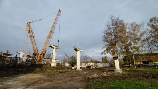 Новый пешеходный переход на железнодорожном вокзале в Серпухове успел превратиться в интересное место для..