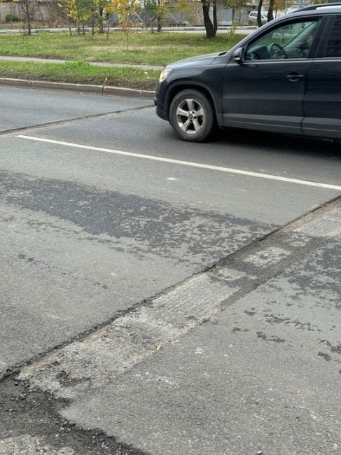 В Пироговском, по всей протяженности улицы Фабричной проштробили новый асфальт под лежачие полицейские и..