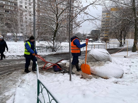 Вместе со снегом в 5 микрорайоне появился и склад реагентов  «И снова в 5 метрах от детской площадки. Адрес -..