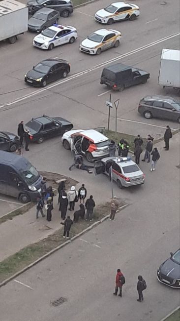 Переиграли в ГТА арендаторы каршеринга в подмосковном Дрожжино. 
Погоню по дворам человейников сняли..