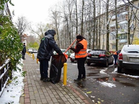 Почти тысяча дворников ежедневно убирают снег и мусор во дворах Мытищ  В начале ноября северные циклоны..