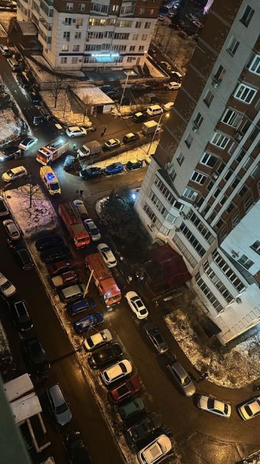❗️Пожар на Маршала Толубко в доме №3к2 
По предварительным данным, в одном из домов с 14 этажа валит большое..