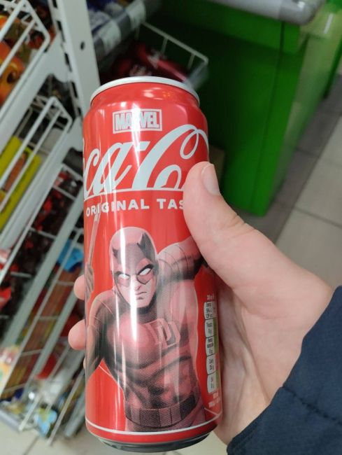 🥤В России появилась Coca-Cola, созданная в сотрудничестве с Marvel.  Эти баночки уже можно найти в российских..