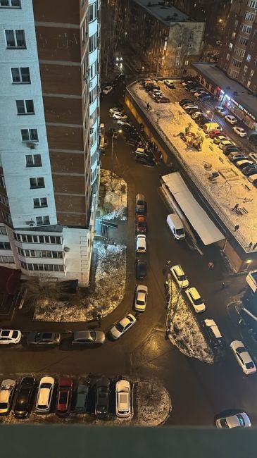 ❗️Пожар на Маршала Толубко в доме №3к2 
По предварительным данным, в одном из домов с 14 этажа валит большое..
