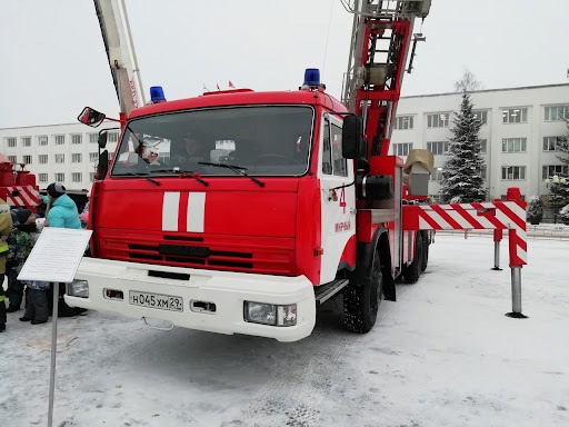 ❗️Пожар на Маршала Толубко в доме №3к2 
По предварительным данным, в одном из домов с 14 этажа валит большое..
