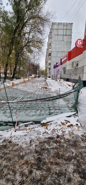 Всем добрый день.
Сегодня, проходя по ул.Тихонравова д.40А (Юбилейный), обратила внимание, что строят..