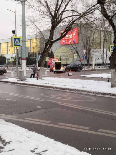 Тройничок на пр-те Мира: сразу 3 водителя не поделили перекресток у СК Родина..