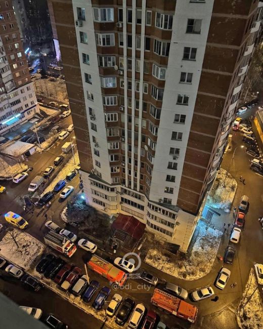 ❗️Пожар на Маршала Толубко в доме №3к2 
По предварительным данным, в одном из домов с 14 этажа валит большое..