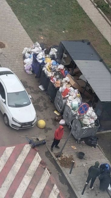 На ул. Южная д.3к2 устанавливают дородные знаки и полусферы, чтобы автомобилисты не парковались с двух сторон...