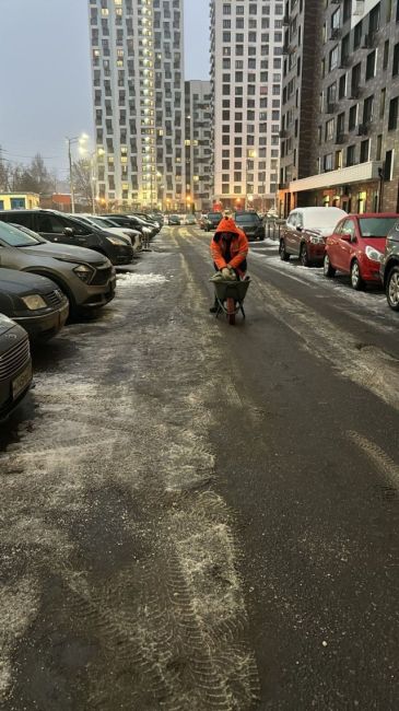 УК Спутник не проводит противогололедные мероприятия на парковке по ул. Академика. Каргина 23 А, совершенно..