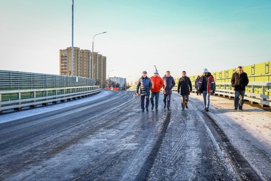 Эдуард Малышев  Вместе с главным инженером Мостоотряда-125 Сергеем Гридчиным прошли по путепроводу возле..