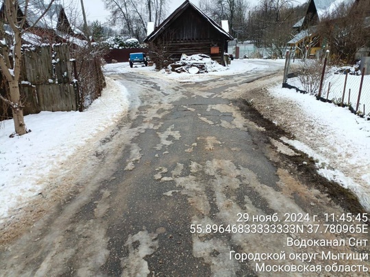 При домовая территория не убирается уже давно. Жильцы дома своими силами поддерживают порядок. Каток самый..