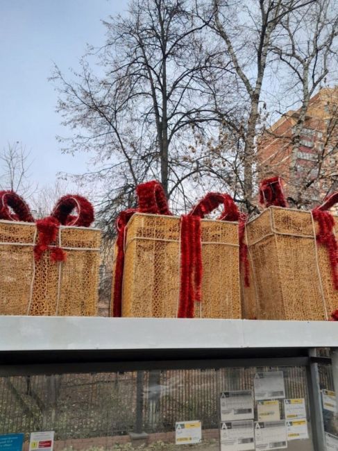 Остановки в городе начали украшать к..