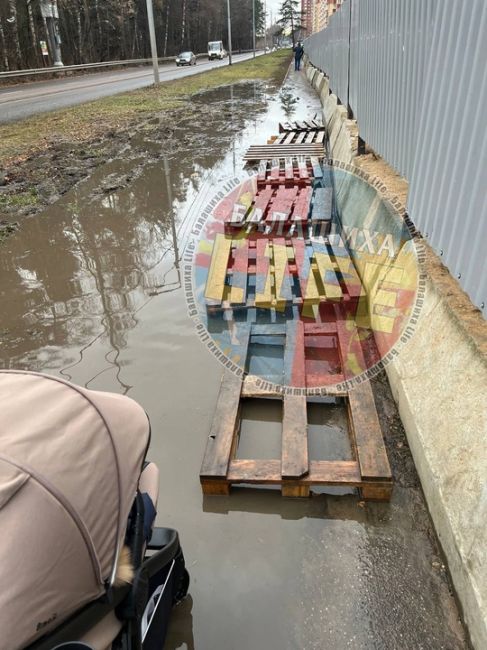 😡 Балашихинское шоссе. Единственный тротуар, Жк Самолет опять урезал тротуар, так еще просто навалил..