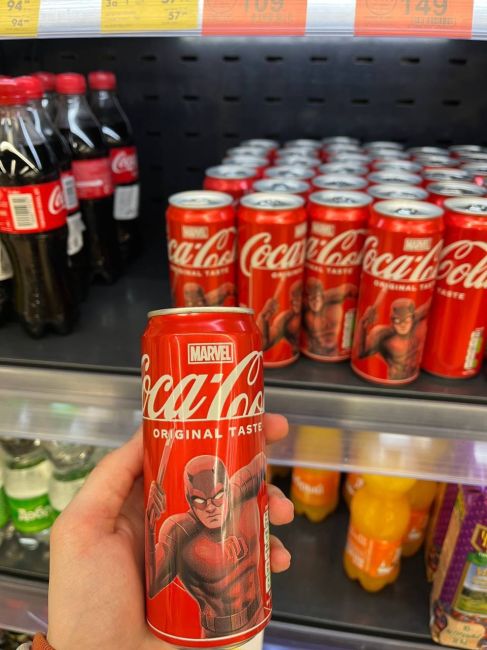 Coca-Cola вернулась на полки российских магазинов  Возвращение состоялось в стиле героев из вселенной..