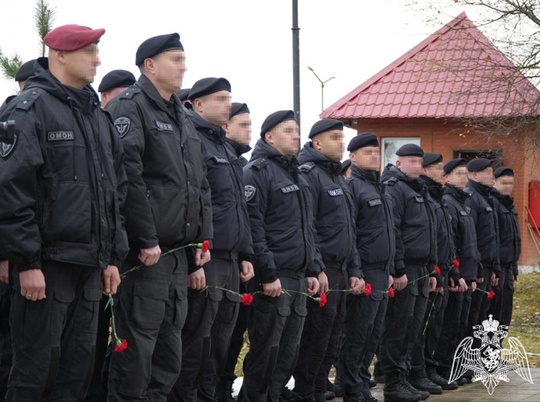 В Сергиевом Посаде росгвардейцы почтили память сотрудников, погибших при исполнении служебных..