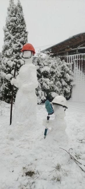 ☃Наши подписчики первыми начали лепить снеговиков.  Мама с ребёнком сделали снеговиков во..