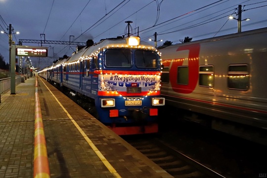 🚂🎅 Поезд Деда Мороза уже проездом побывал у нас в Орехово-Зуевском..