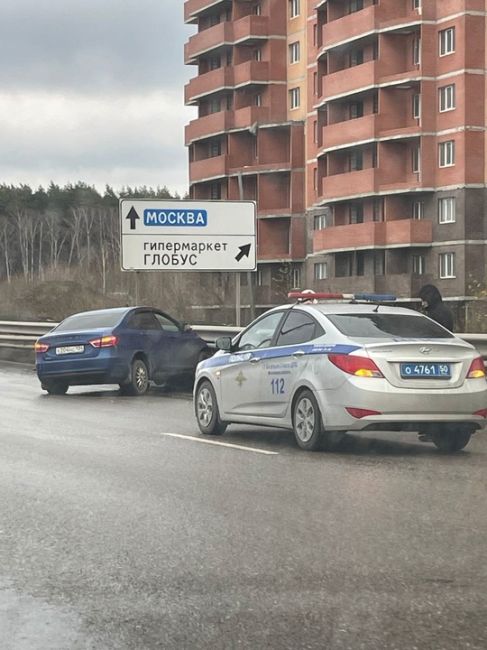 Напротив недостроя ЖК "Весенний" автомобиль влетел в ограждение. ДПС на месте, оформляют. 
Фото из чата..