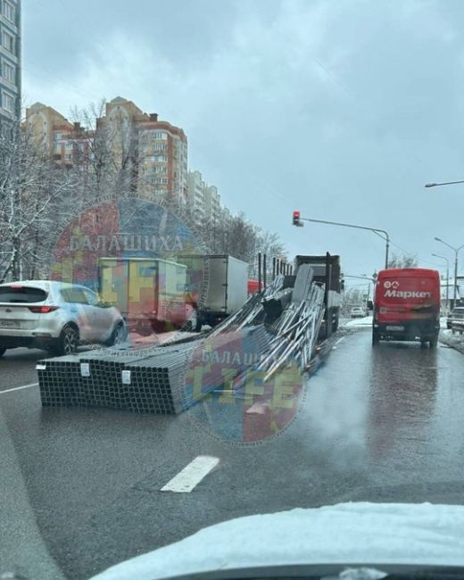 😨 В Кучино грузовой хорошо тормознул, хорошо что сзади никого не..