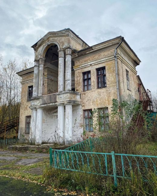 Это не загородная усадьба лорда Байрона, это Электросталь, стадион «Авангард».  Построен в 1953 году силами..