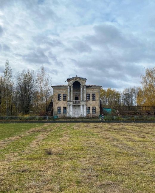 Это не загородная усадьба лорда Байрона, это Электросталь, стадион «Авангард».  Построен в 1953 году силами..