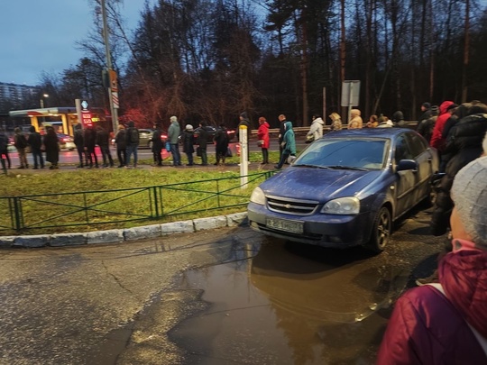 Доброе утро... На 07:21 электричку отменили. На остановке Орджоникидзе 17 очередь растёт на глазах (время на фото..