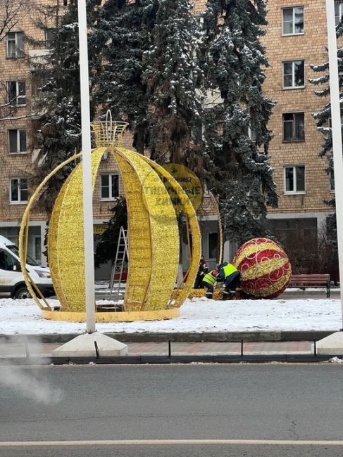 Площадь у администрации и Юбилейный сквер уже украсили новогодними фигурами..