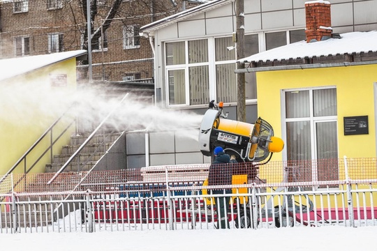 Лыжную трассу в Лобаново начали покрывать искусственным снегом ❄️  На стадионе Анфисы Резцовой площадку..