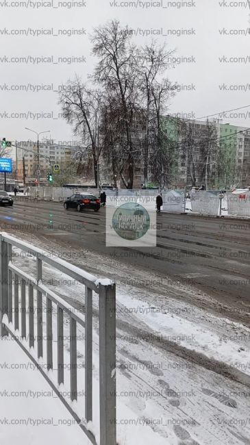 В Ногинске идет благоустройство сквера возле автовокзала, полностью загородили тротуар и пешеходы..