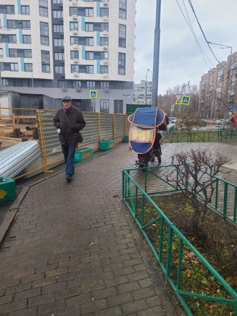 В центре Мытищ на ул. Университетской  между ТЦ "Красный Кит" и Воровского д.5  раскопали 3 котлована для..