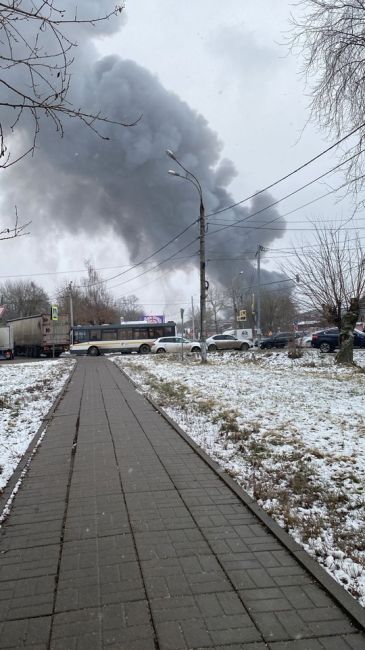 Из-за пожара  половина Весенней встала в пробку поскольку Симферопольскую улицу ещё утром перекрыли а..