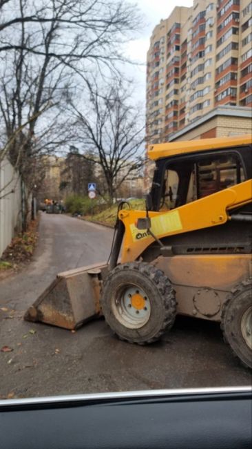 Прошу донести до данных сотрудников, что, согласно ПДД им запрещается самовольно перегораживать проезжую..