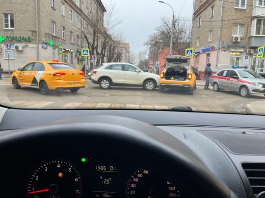 Февральская/Советская ДТП, перекрёсток заблокирован.
Фото из чата "Подольск: пробки, засады,..