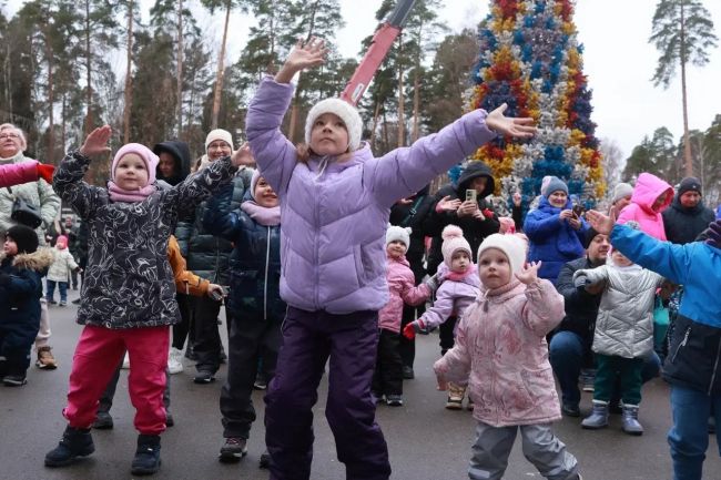 🎉 День рождения Деда Мороза отметили вчера в Центральном парке.  Для детей подготовили веселую программу,..